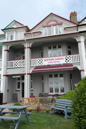 Гостиница Sefton Lodge SEAFRONT ,PANORAMIC SEA VIEW ENSUITE BALCONY ROOMS AVAILABLE, GUEST GARDEN  Рэйнгтон